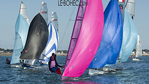 Arrivée en spi sur la bouée Bugalet DSC 9096 breizh skiff 2